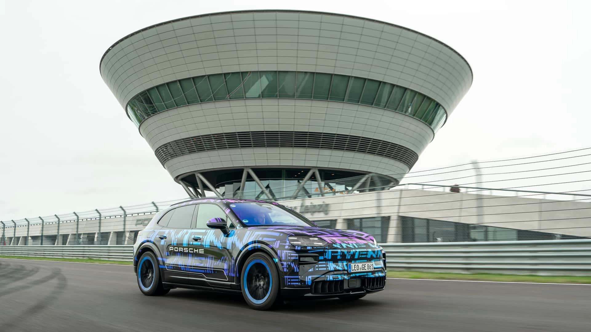 Porsche cayenne electric am porsche experience center in leipzig (4)